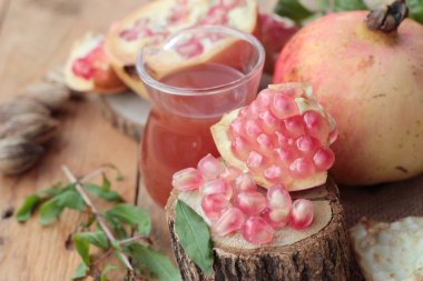 Olgun nar suyu tahta arka plan ile