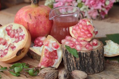 Olgun nar suyu tahta arka plan ile