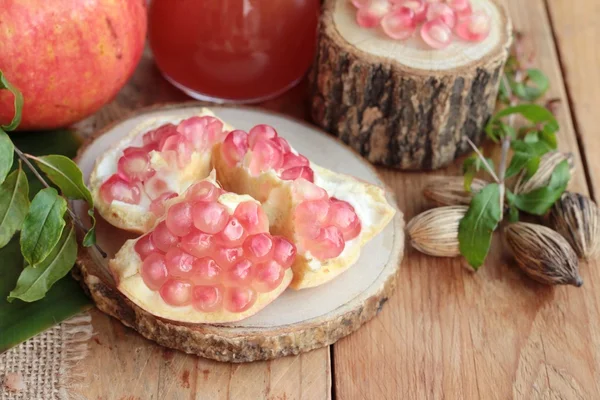 Granadas maduras con jugo sobre fondo de madera — Foto de Stock