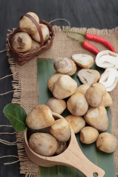 Champignons frais pour la cuisson sur fond de bois . — Photo