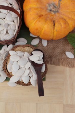 Kabak Çekirdeği Kavrulmuş ve kabak çekirdeği soyulmuş.