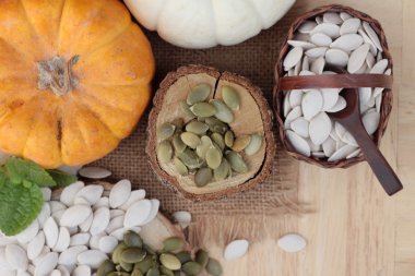 Kabak Çekirdeği Kavrulmuş ve kabak çekirdeği soyulmuş.