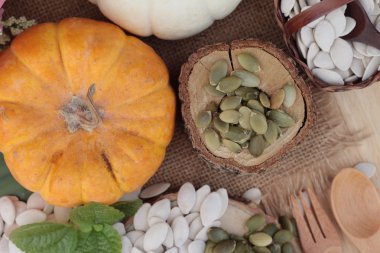 Kabak Çekirdeği Kavrulmuş ve kabak çekirdeği soyulmuş.