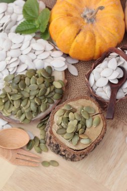 Kabak Çekirdeği Kavrulmuş ve kabak çekirdeği soyulmuş.
