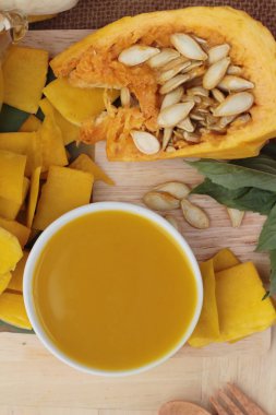 Dilimlenmiş kabak suyu lezzetli ve taze kabak.