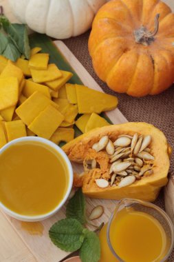 Dilimlenmiş kabak suyu lezzetli ve taze kabak.