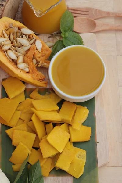 Pumpkin juice tasty and  fresh pumpkin sliced. — Stock Photo, Image