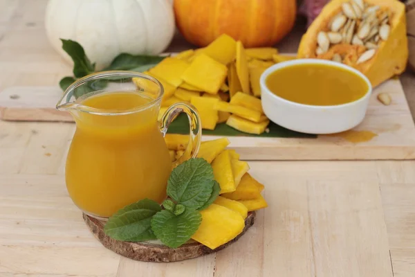 Pumpkin juice tasty and  fresh pumpkin sliced. — Stock Photo, Image