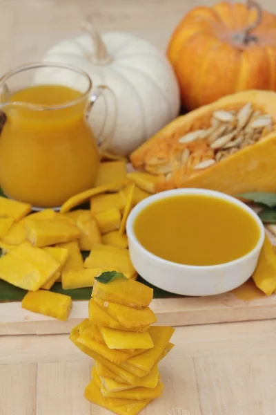 Pumpkin juice tasty and  fresh pumpkin sliced. — Stock Photo, Image