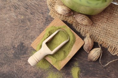 Buzlu yeşil çay ve matcha çay tozu.