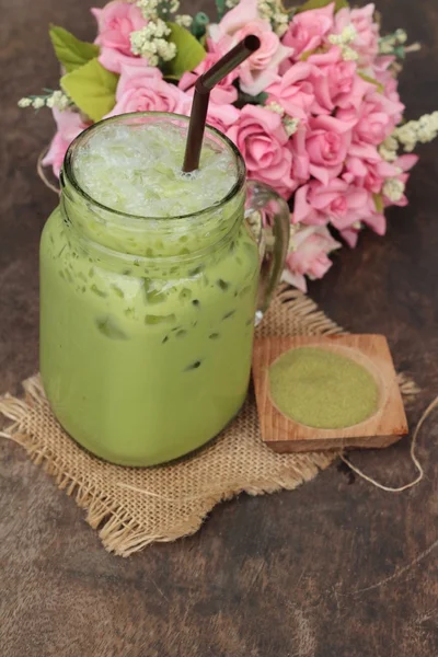 Ledový zelený čaj a matcha čaj v prášku. — Stock fotografie