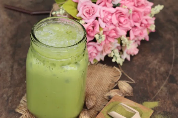 Té verde helado y té matcha en polvo . — Foto de Stock