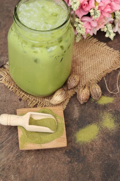 Iced groene thee en matcha thee poeder. — Stockfoto