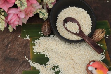 Beyaz susam ahşap arka plan üzerinde organik