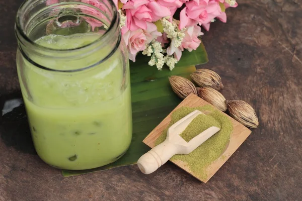 Ledový zelený čaj a matcha čaj v prášku. — Stock fotografie