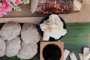 Buharda pişmiş hamur tatlısı Taro ile doldurulmuş lezzetlidir