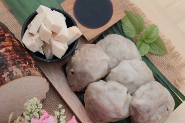 Buharda pişmiş hamur tatlısı Taro ile doldurulmuş lezzetlidir