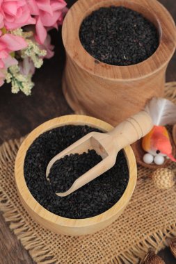 Organik ahşap arka plan üzerinde haşhaş tohumu