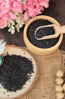 Organik ahşap arka plan üzerinde haşhaş tohumu