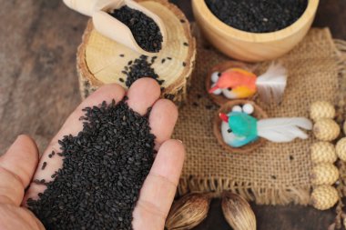 Organik ahşap arka plan üzerinde haşhaş tohumu