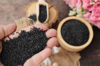 Organik ahşap arka plan üzerinde haşhaş tohumu