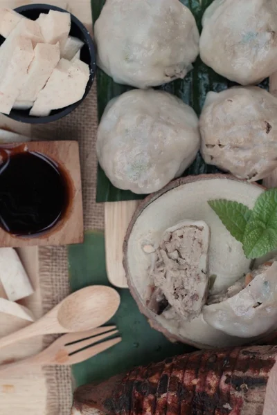 Gestoomde knoedel gevuld met taro is heerlijk — Stockfoto