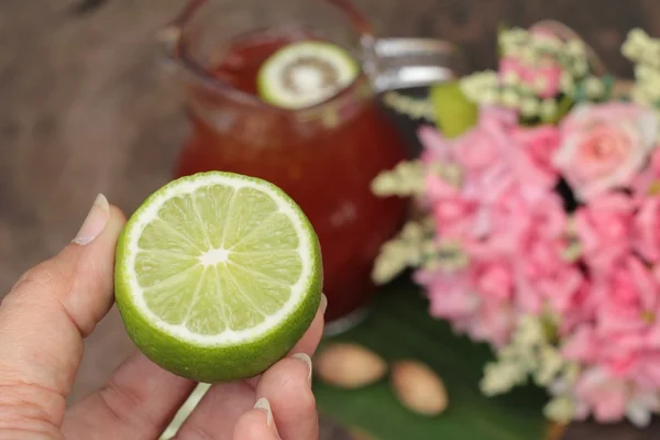 Chá gelado com fatias de limão é delicioso — Fotografia de Stock