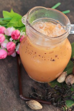 Buzlu süt çay süt ile lezzetlidir.