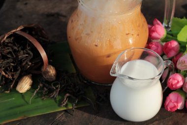 Buzlu süt çay süt ile lezzetlidir.