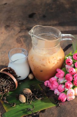 Buzlu süt çay süt ile lezzetlidir.