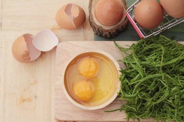 Omlet yemek pişirmek için yumurta ve sebze akasya pennata.