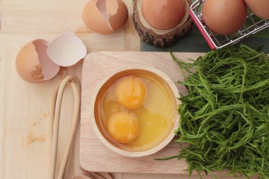 Omlet yemek pişirmek için yumurta ve sebze akasya pennata.