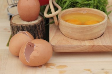 Omlet yemek pişirmek için yumurta ve sebze akasya pennata.