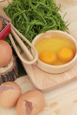 Omlet yemek pişirmek için yumurta ve sebze akasya pennata.