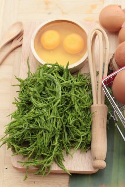 Omlet yemek pişirmek için yumurta ve sebze akasya pennata.