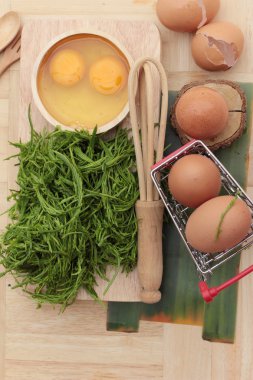 Omlet yemek pişirmek için yumurta ve sebze akasya pennata.