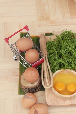 Omlet yemek pişirmek için yumurta ve sebze akasya pennata.