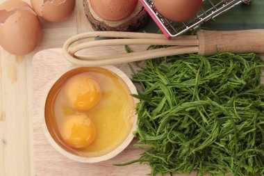 Omlet yemek pişirmek için yumurta ve sebze akasya pennata.