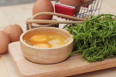 Omlet yemek pişirmek için yumurta ve sebze akasya pennata.