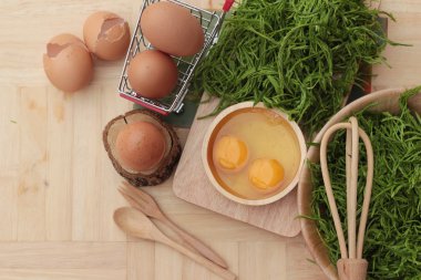 Omlet yemek pişirmek için yumurta ve sebze akasya pennata.