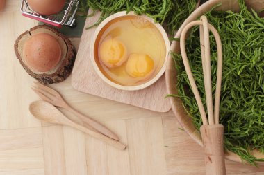 Omlet yemek pişirmek için yumurta ve sebze akasya pennata.