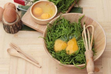 Omlet yemek pişirmek için yumurta ve sebze akasya pennata.