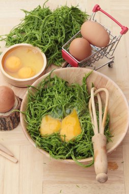 Omlet yemek pişirmek için yumurta ve sebze akasya pennata.