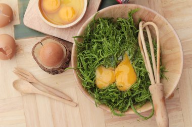 Omlet yemek pişirmek için yumurta ve sebze akasya pennata