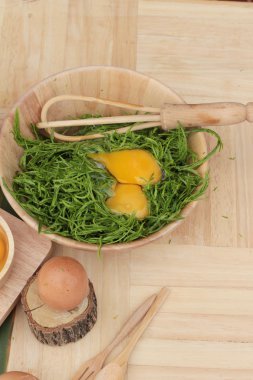 Omlet yemek pişirmek için yumurta ve sebze akasya pennata.