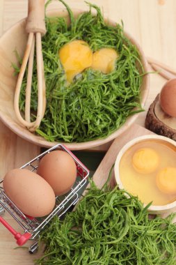 Omlet yemek pişirmek için yumurta ve sebze akasya pennata.