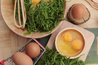 Omlet yemek pişirmek için yumurta ve sebze akasya pennata