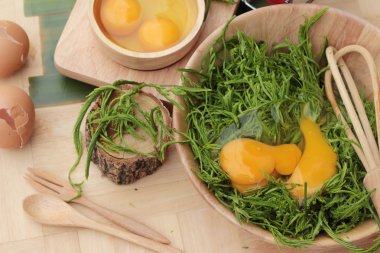 Omlet yemek pişirmek için yumurta ve sebze akasya pennata.