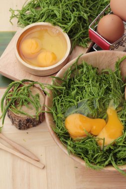 Omlet yemek pişirmek için yumurta ve sebze akasya pennata.