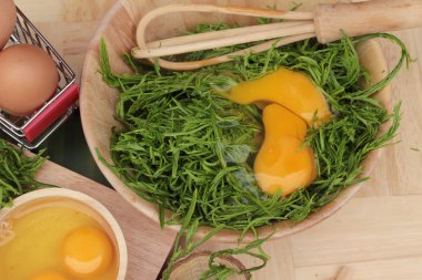 Omlet yemek pişirmek için yumurta ve sebze akasya pennata